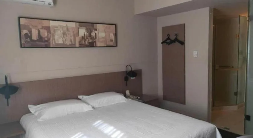 Bed in Jinjiang Inn Select Shenyang Tawan Xingshun Night Market Metro Station