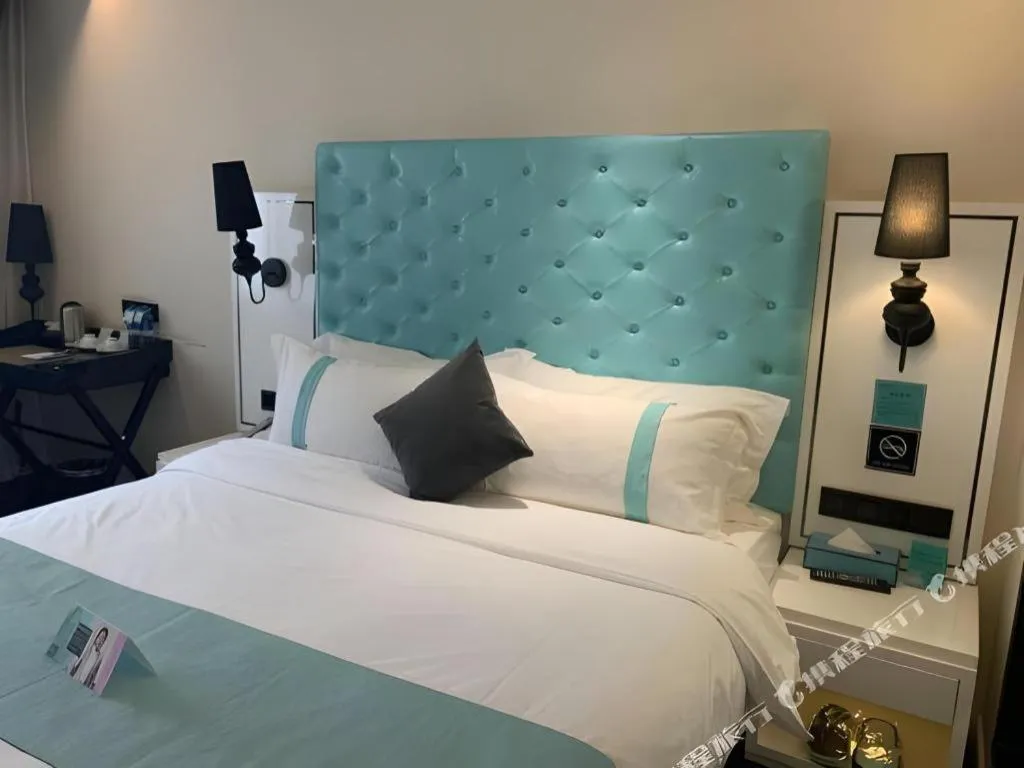 Bed in Xana Hotelle Beijing Qianmen Footbridge Metro Station