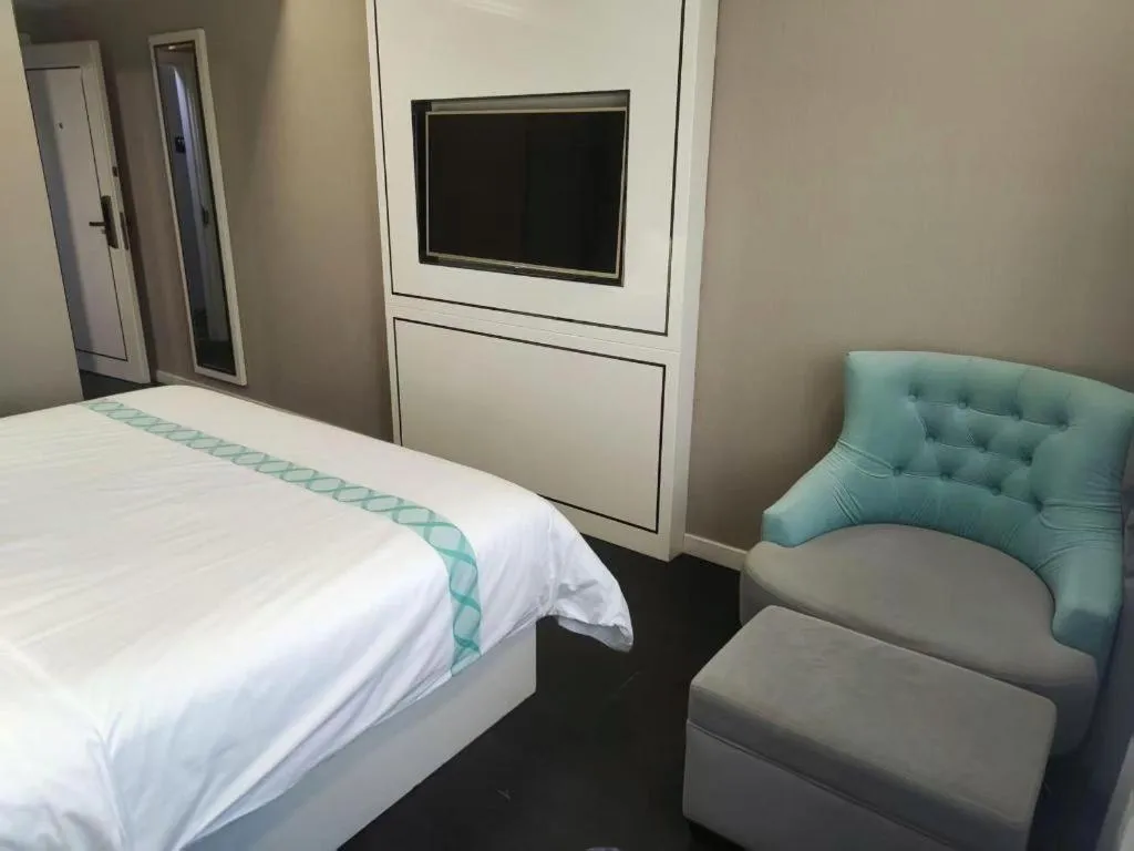 Bed in Xana Hotelle Beijing Qianmen Footbridge Metro Station