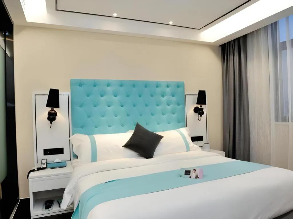 Bed in Xana Hotelle Beijing Qianmen Footbridge Metro Station