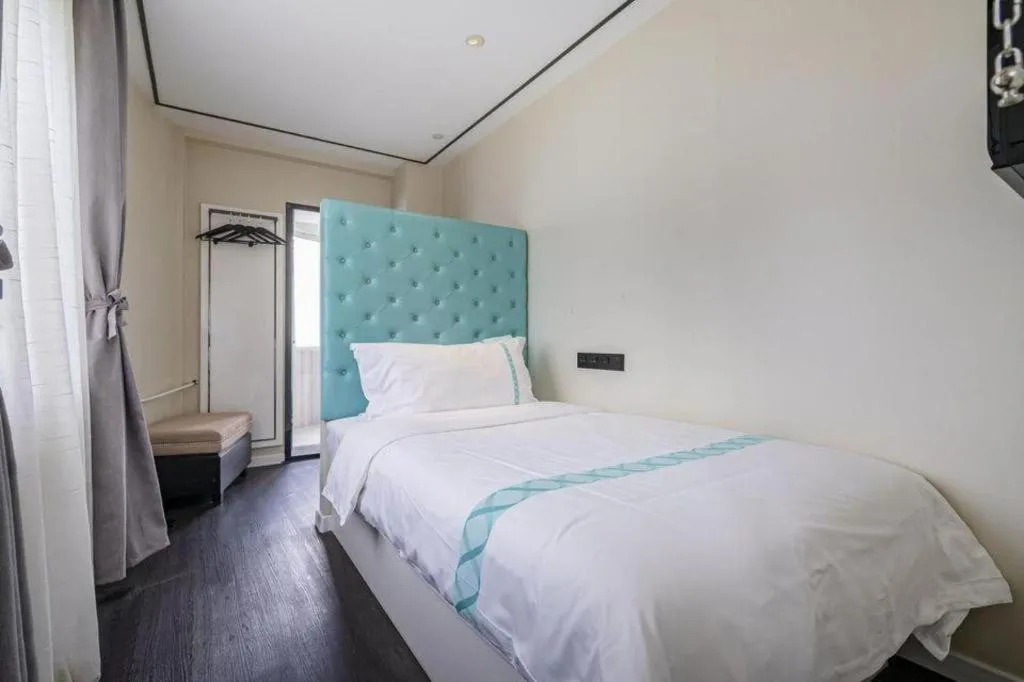 Bed in Xana Hotelle Beijing Qianmen Footbridge Metro Station