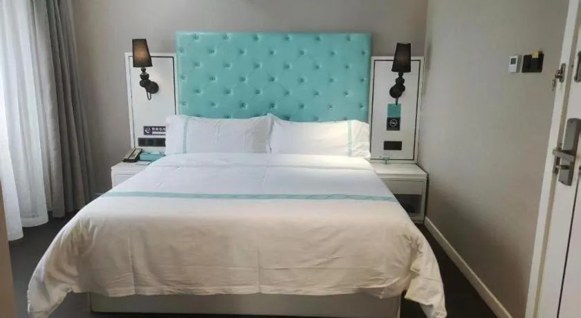 Bed in Xana Hotelle Beijing Qianmen Footbridge Metro Station