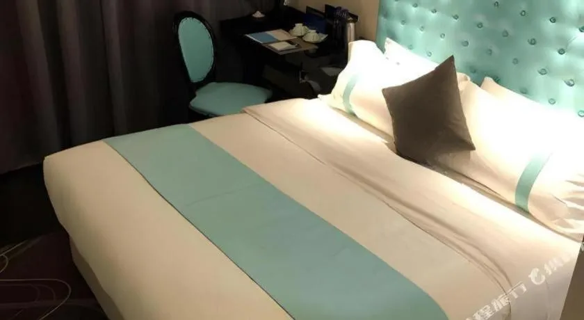 Bed in Xana Hotelle Beijing Qianmen Footbridge Metro Station