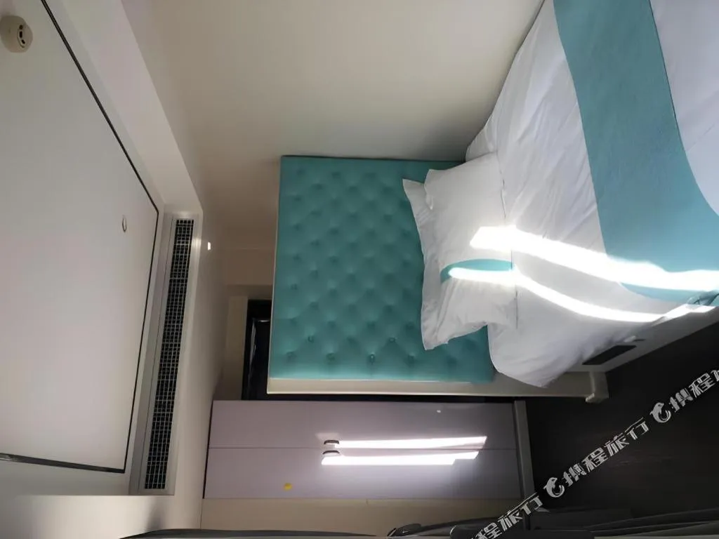 Bed in Xana Hotelle Beijing Qianmen Footbridge Metro Station