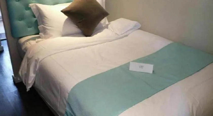 Bed in Xana Hotelle Beijing Qianmen Footbridge Metro Station