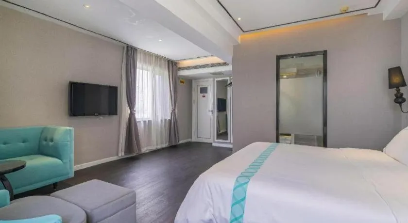 Bed in Xana Hotelle Beijing Qianmen Footbridge Metro Station