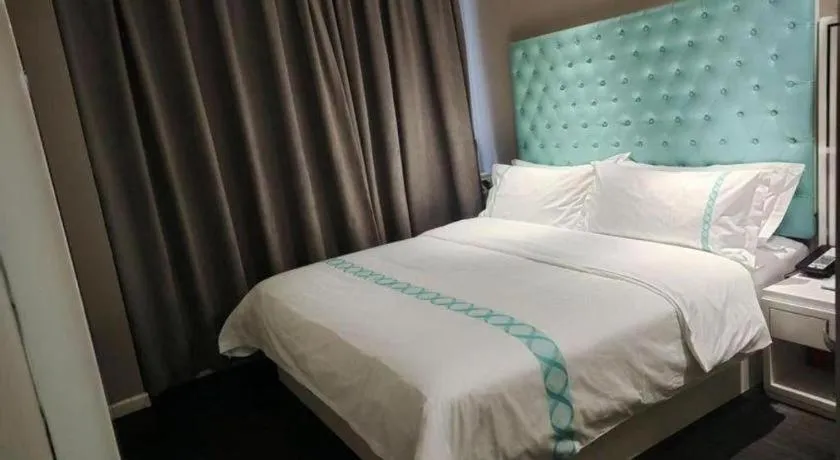 Bed in Xana Hotelle Beijing Qianmen Footbridge Metro Station
