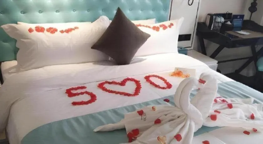 Bed in Xana Hotelle Beijing Qianmen Footbridge Metro Station