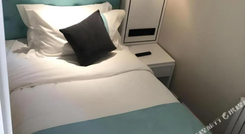 Bed in Xana Hotelle Beijing Qianmen Footbridge Metro Station
