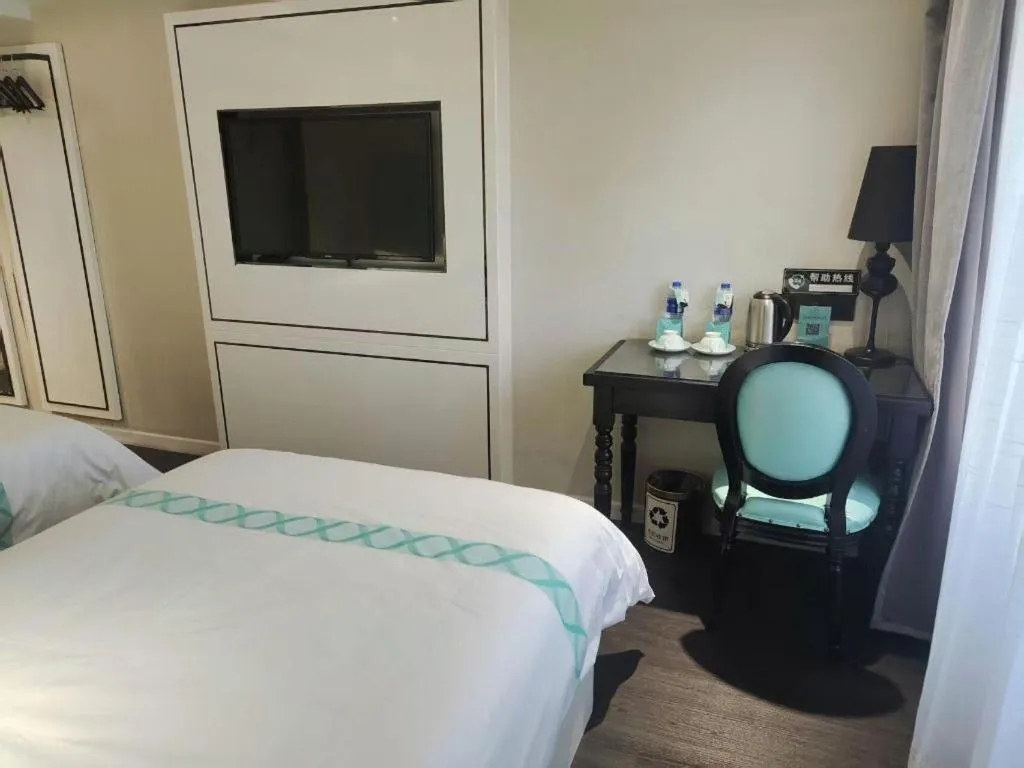 Bed in Xana Hotelle Beijing Qianmen Footbridge Metro Station