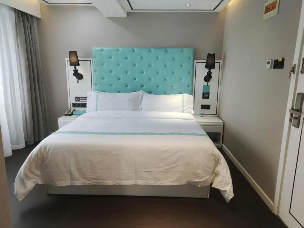 Bed in Xana Hotelle Beijing Qianmen Footbridge Metro Station