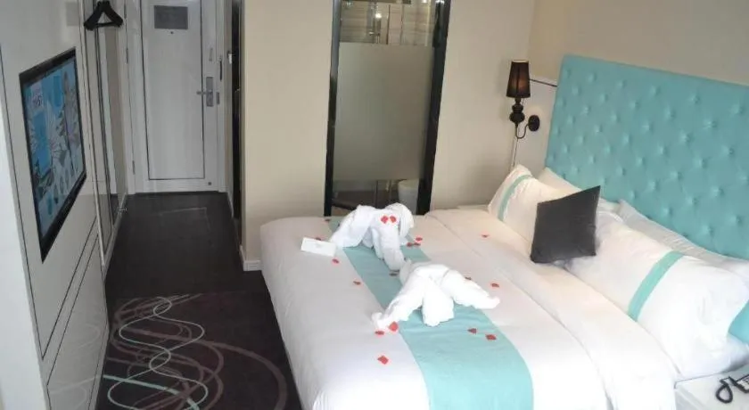 Bed in Xana Hotelle Beijing Qianmen Footbridge Metro Station