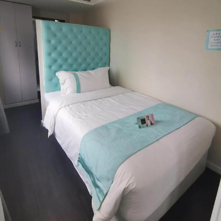 Bed in Xana Hotelle Beijing Qianmen Footbridge Metro Station