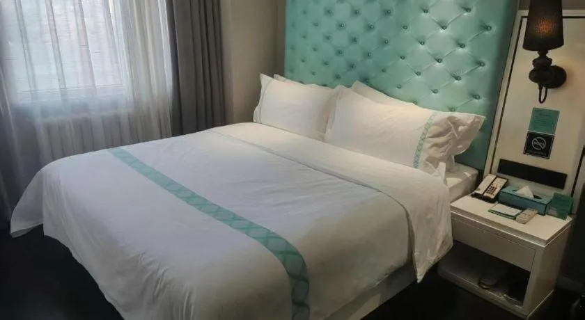 Bed in Xana Hotelle Beijing Qianmen Footbridge Metro Station