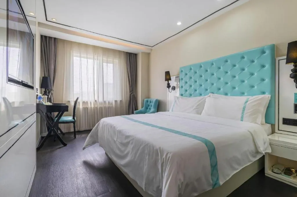 Bed in Xana Hotelle Beijing Qianmen Footbridge Metro Station