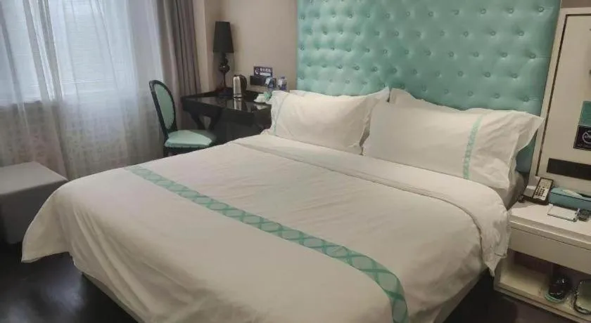 Bed in Xana Hotelle Beijing Qianmen Footbridge Metro Station