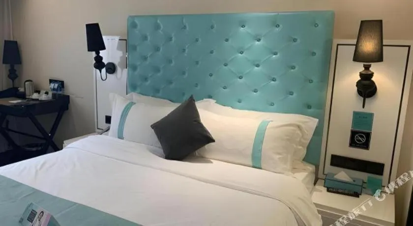 Bed in Xana Hotelle Beijing Qianmen Footbridge Metro Station