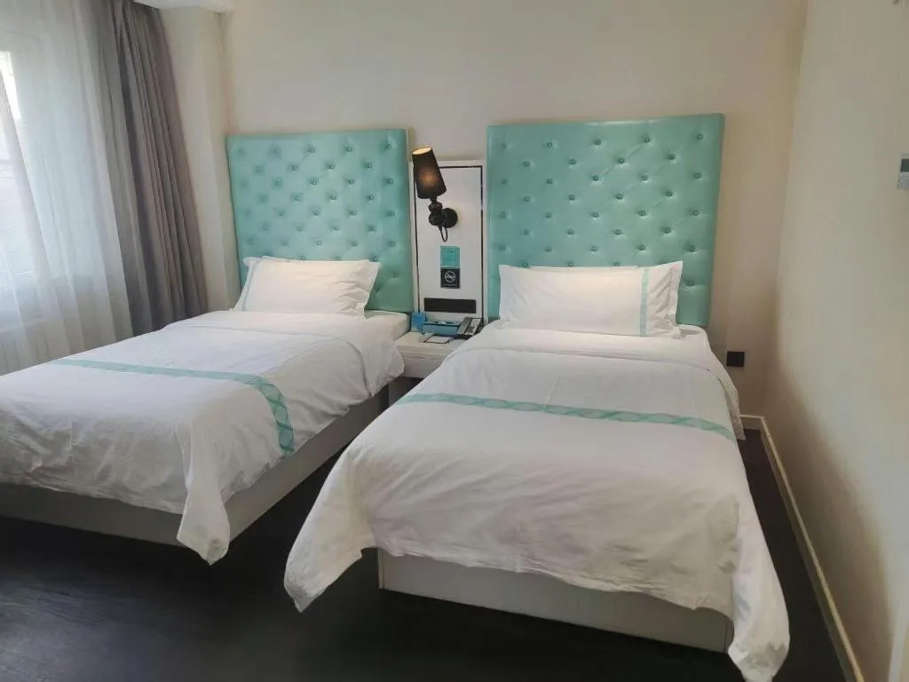 Bed in Xana Hotelle Beijing Qianmen Footbridge Metro Station