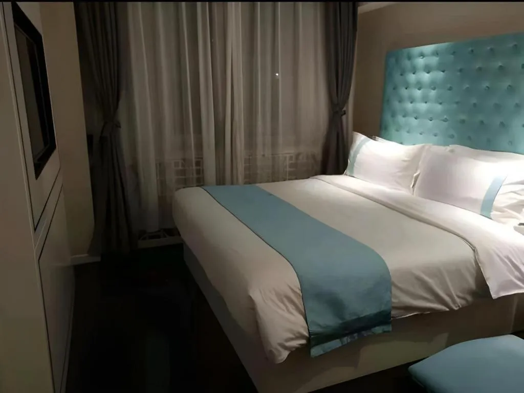 Bed in Xana Hotelle Beijing Qianmen Footbridge Metro Station