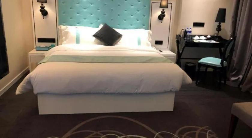 Bed in Xana Hotelle Beijing Qianmen Footbridge Metro Station