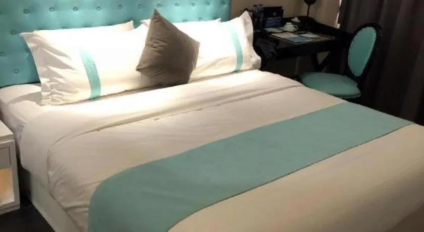 Bed in Xana Hotelle Beijing Qianmen Footbridge Metro Station