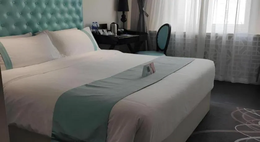 Bed in Xana Hotelle Beijing Qianmen Footbridge Metro Station