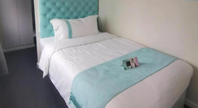 Bed in Xana Hotelle Beijing Qianmen Footbridge Metro Station