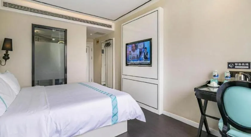 Bed in Xana Hotelle Beijing Qianmen Footbridge Metro Station