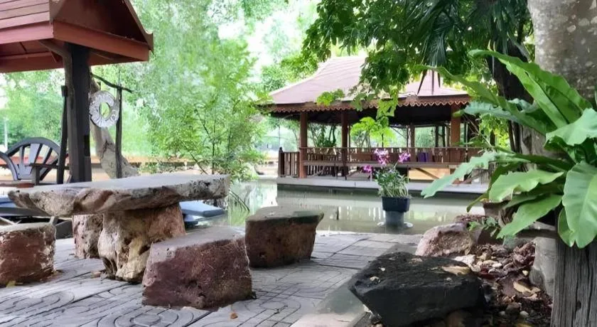 Baansuan Amphawan Resort