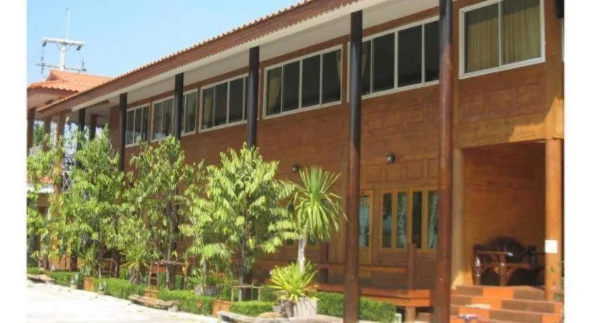 Baansuan Amphawan Resort