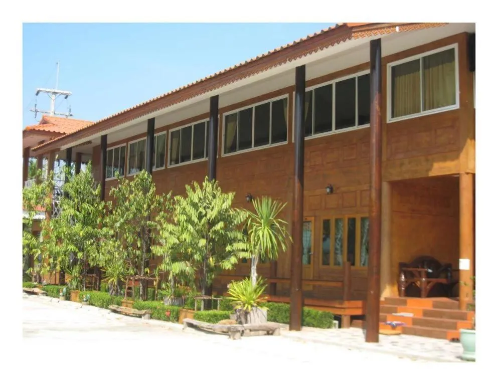 Baansuan Amphawan Resort