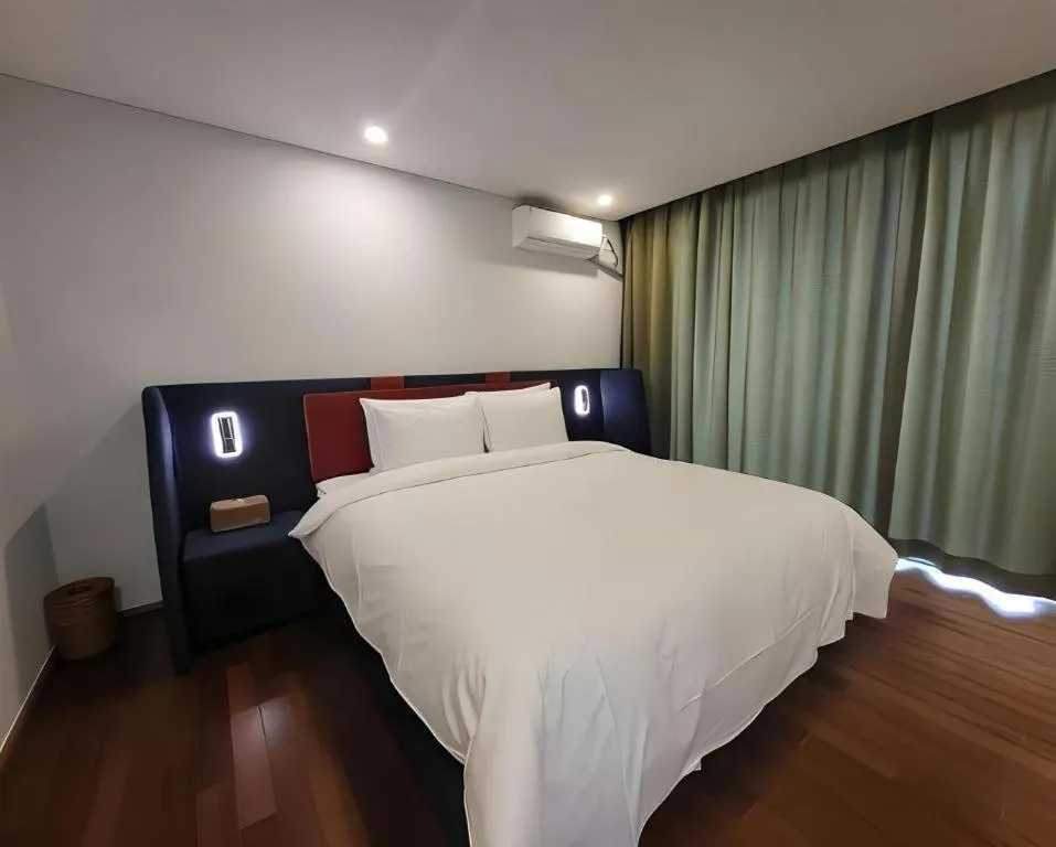 Bed in Dam and Roo Resort