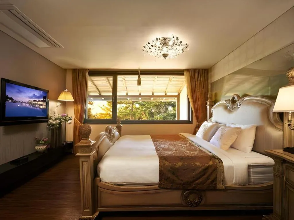 Bed in Dam and Roo Resort