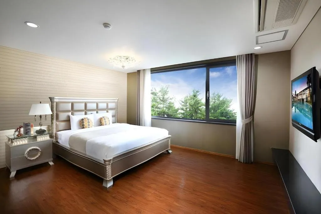 Bed in Dam and Roo Resort