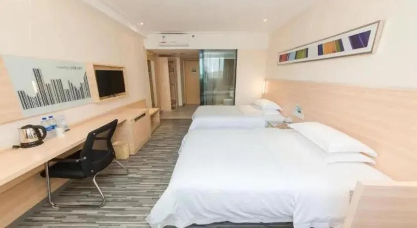 Bed in City Comfort Inn Guangzhou Hanxi Changlong Shiqiao Metro Station