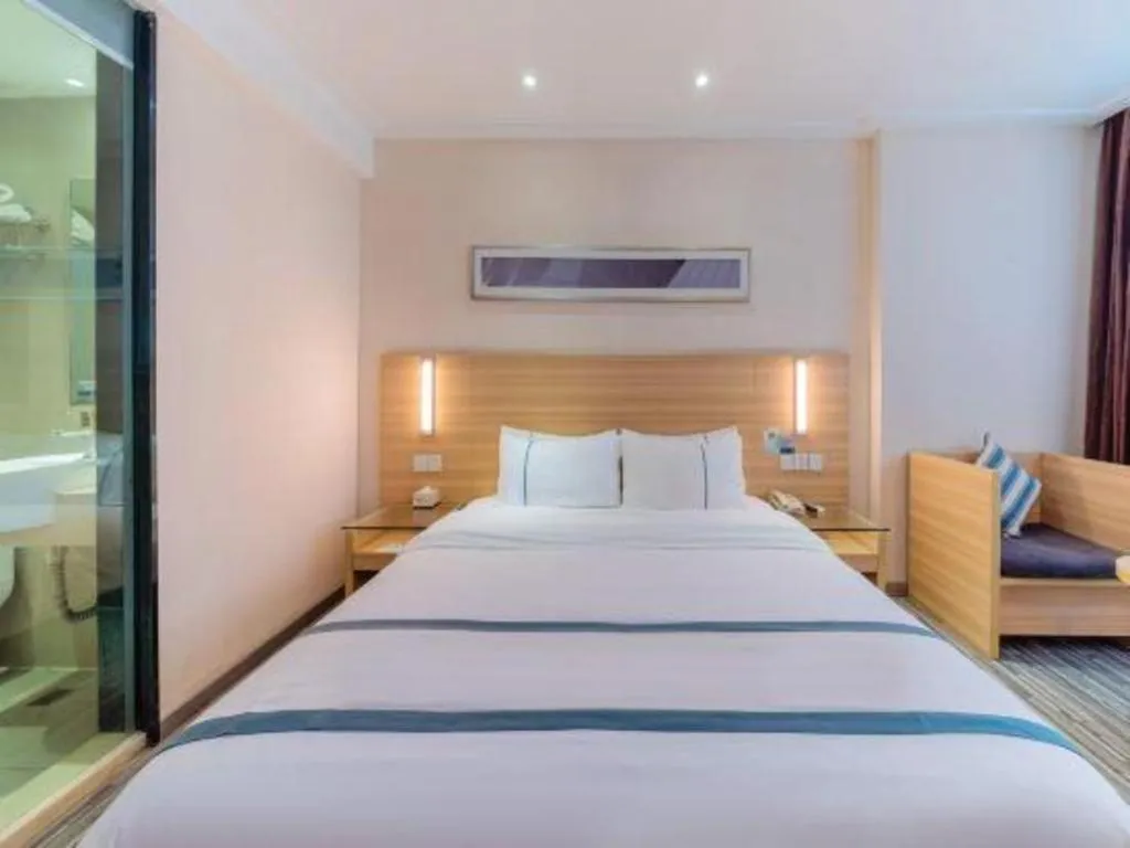 Bed in City Comfort Inn Guangzhou Hanxi Changlong Shiqiao Metro Station