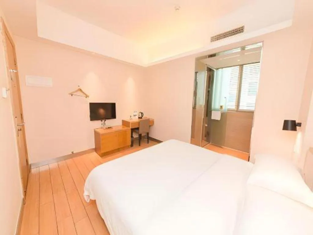 Bed in City Comfort Inn Guangzhou Hanxi Changlong Shiqiao Metro Station