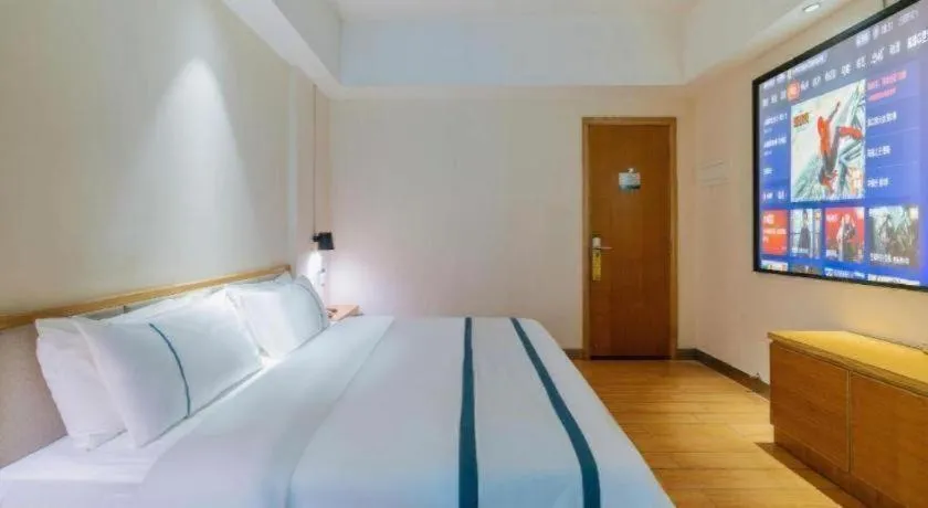 Bed in City Comfort Inn Guangzhou Hanxi Changlong Shiqiao Metro Station