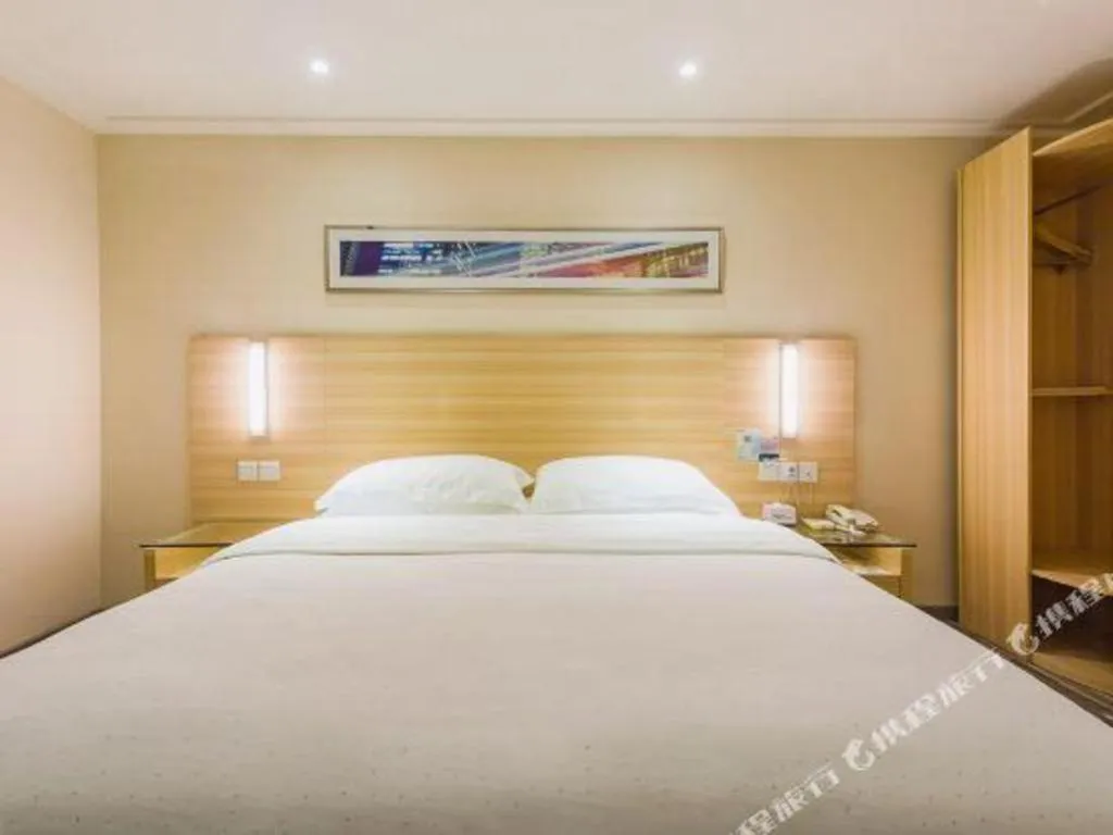 Bed in City Comfort Inn Guangzhou Hanxi Changlong Shiqiao Metro Station