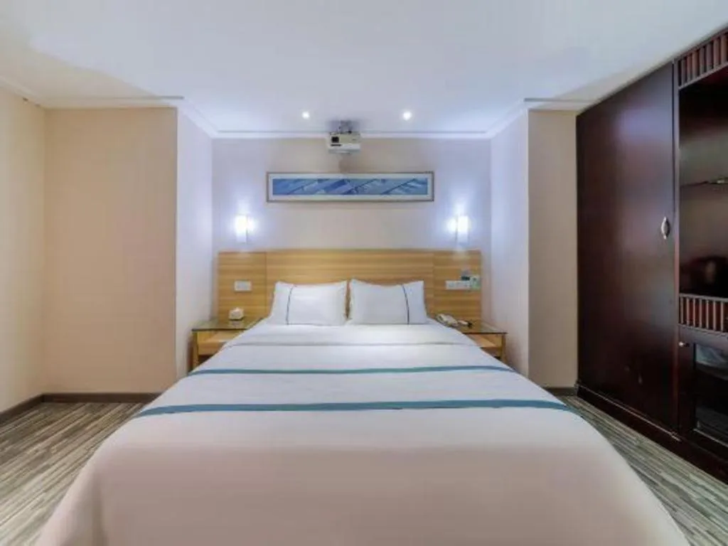 Bed in City Comfort Inn Guangzhou Hanxi Changlong Shiqiao Metro Station