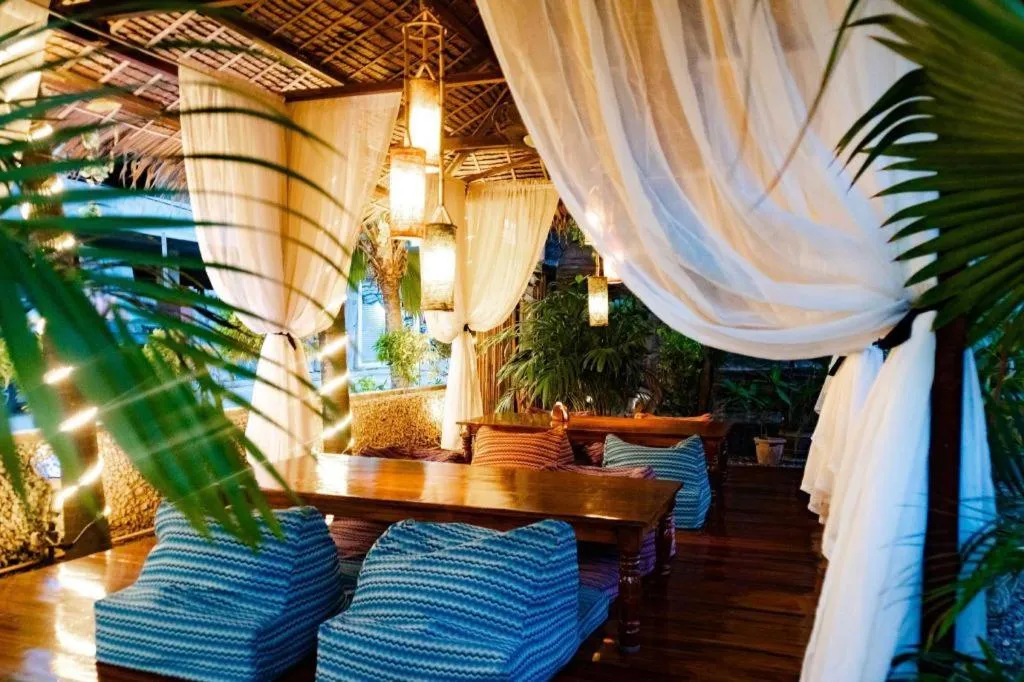 Coucou Bar Hotel and Restaurant