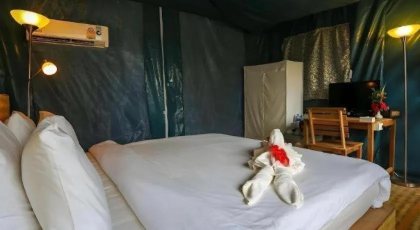 Bed in Koh Mook De Tara Beach Resort