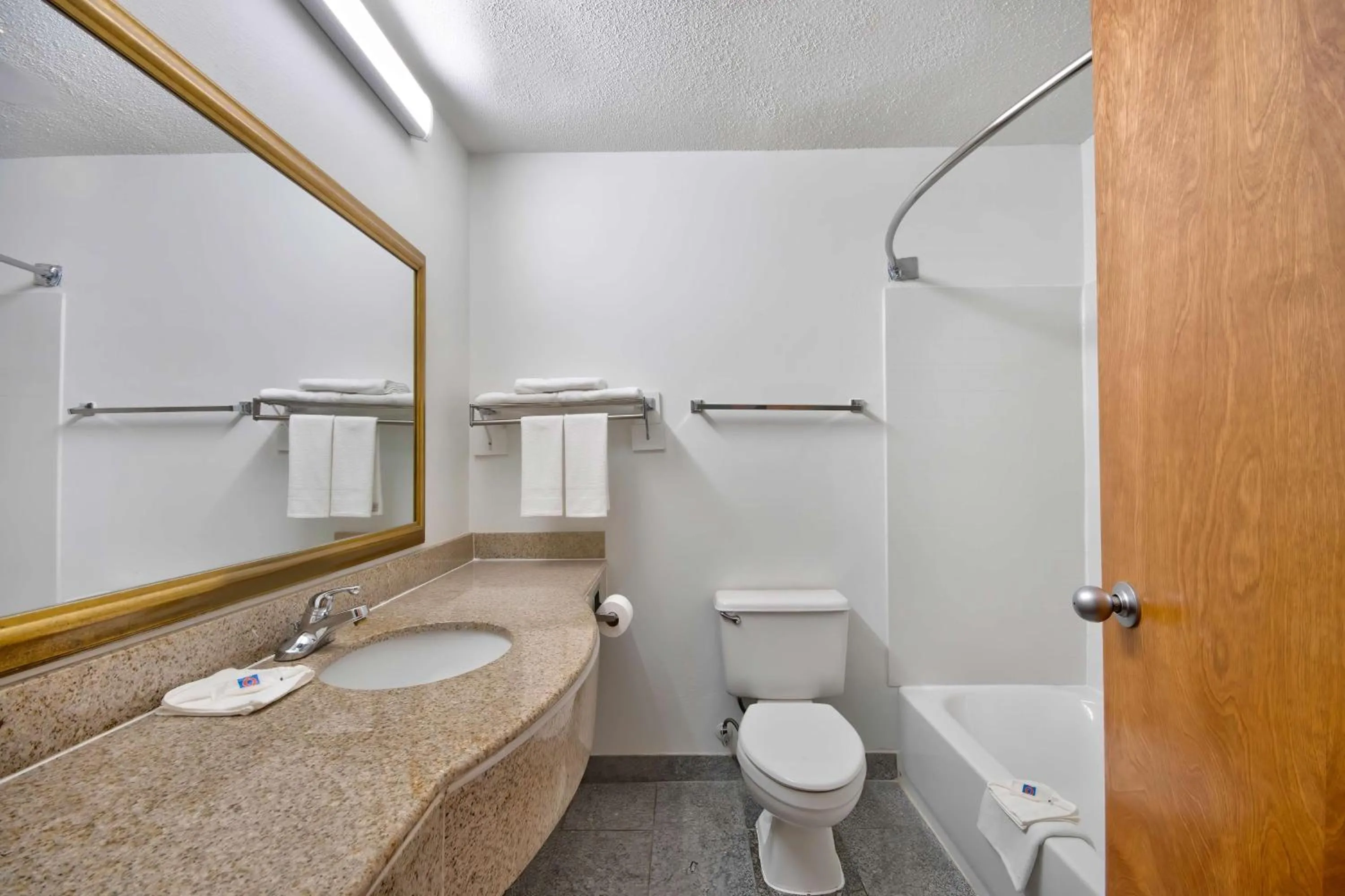 Bathroom in Motel 6 Walton, KY - Richwood - Cincinnati Airport South
