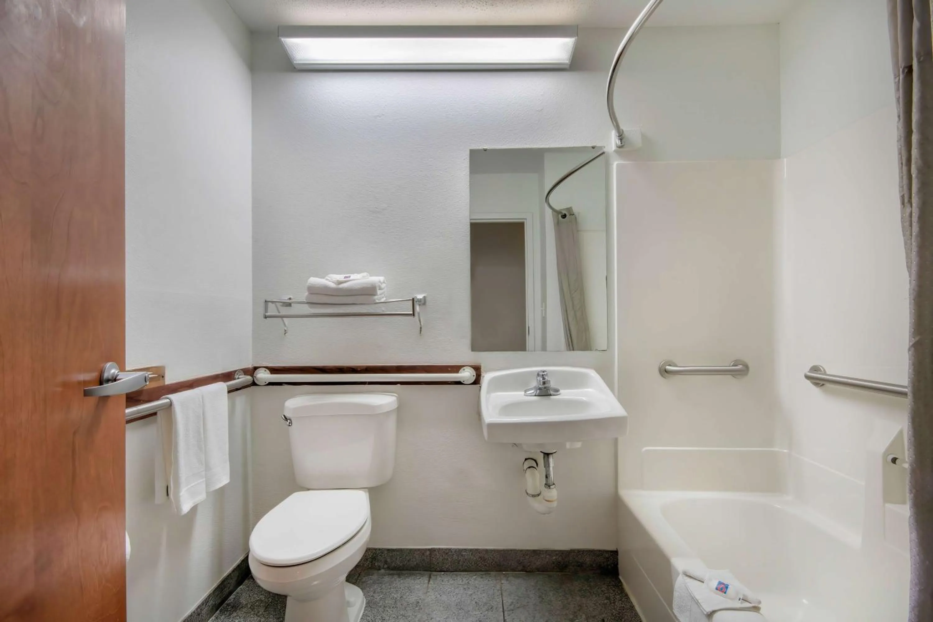 Bathroom in Motel 6 Walton, KY - Richwood - Cincinnati Airport South