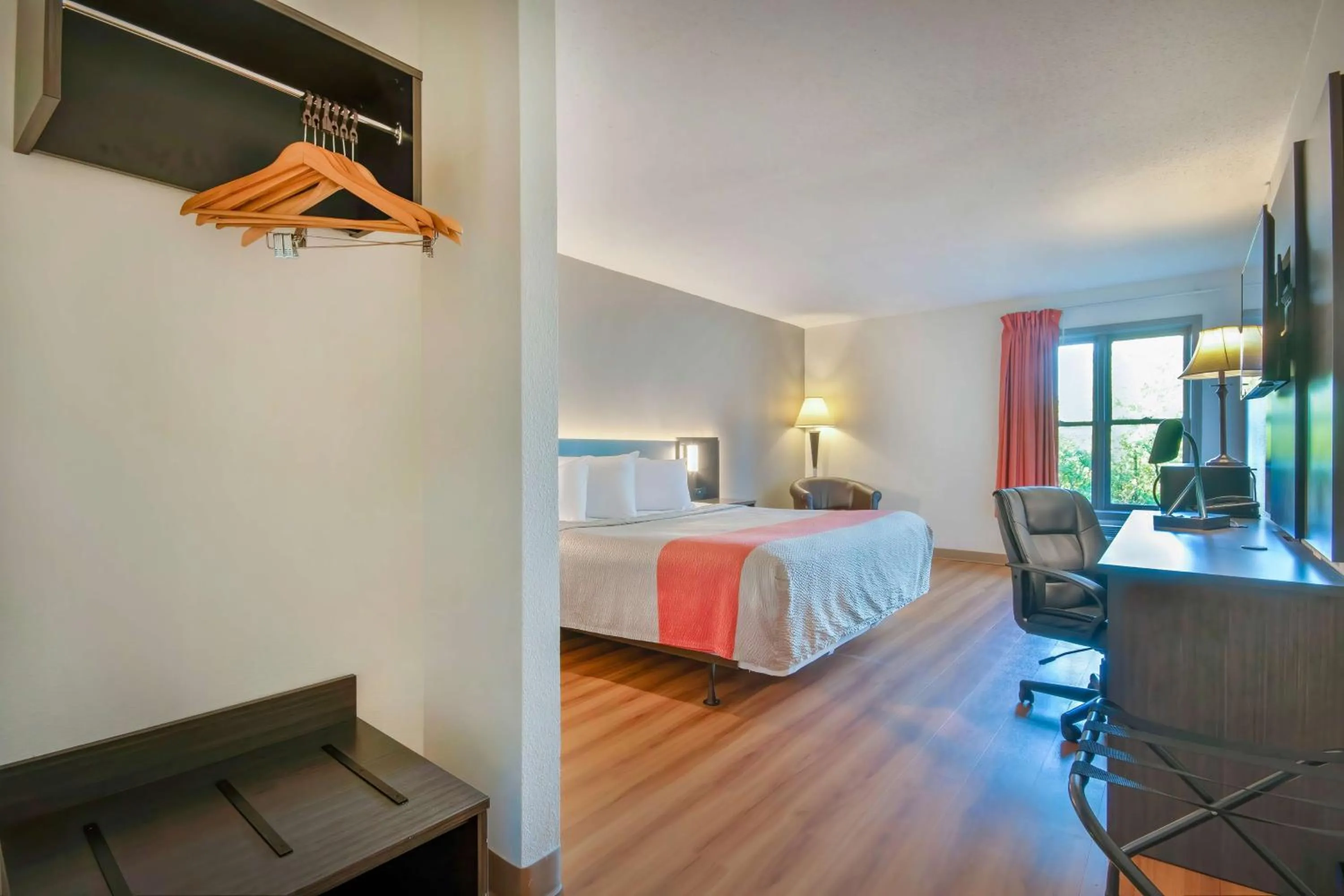 Bedroom, Bed in Motel 6 Walton, KY - Richwood - Cincinnati Airport South