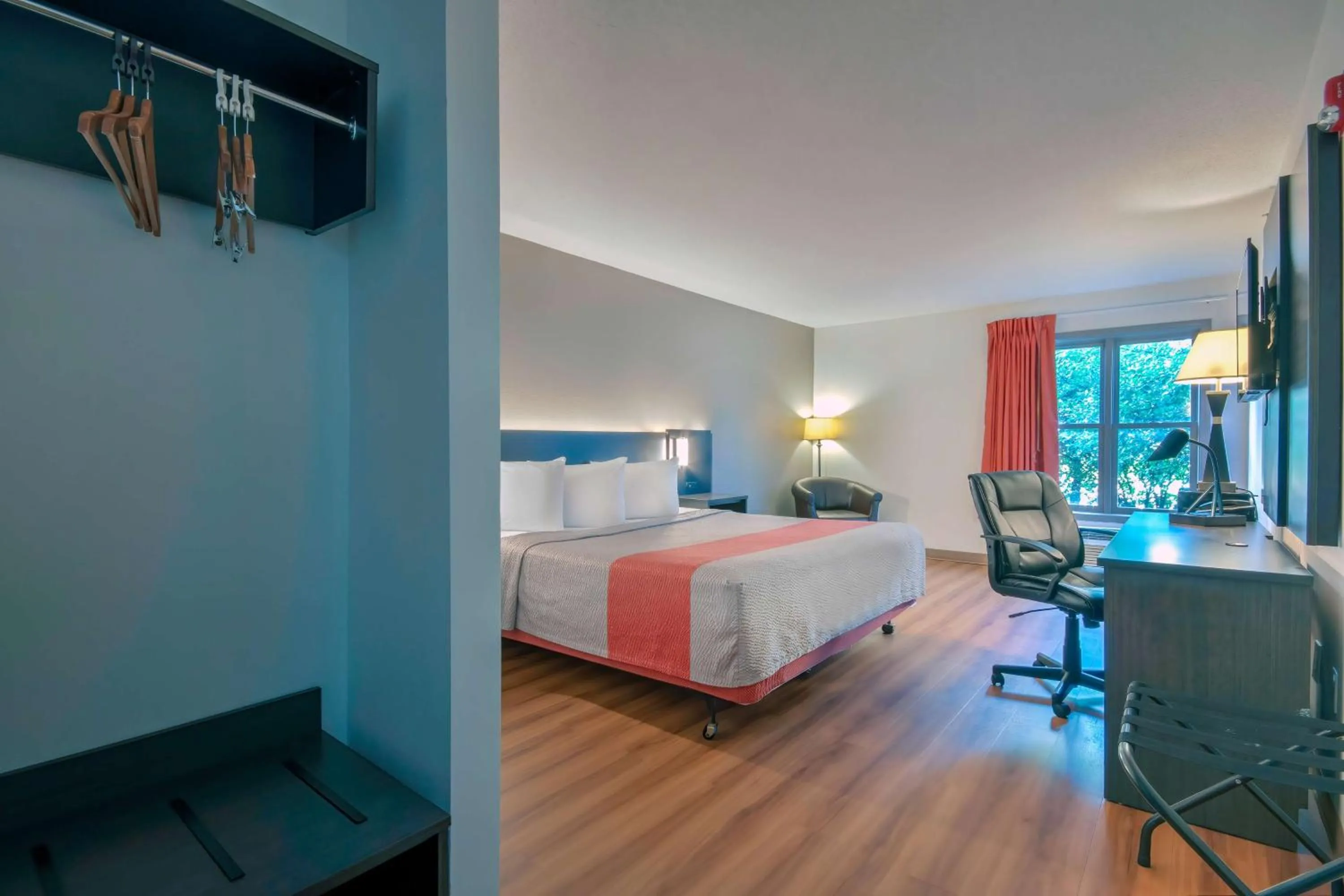 Bedroom, Bed in Motel 6 Walton, KY - Richwood - Cincinnati Airport South