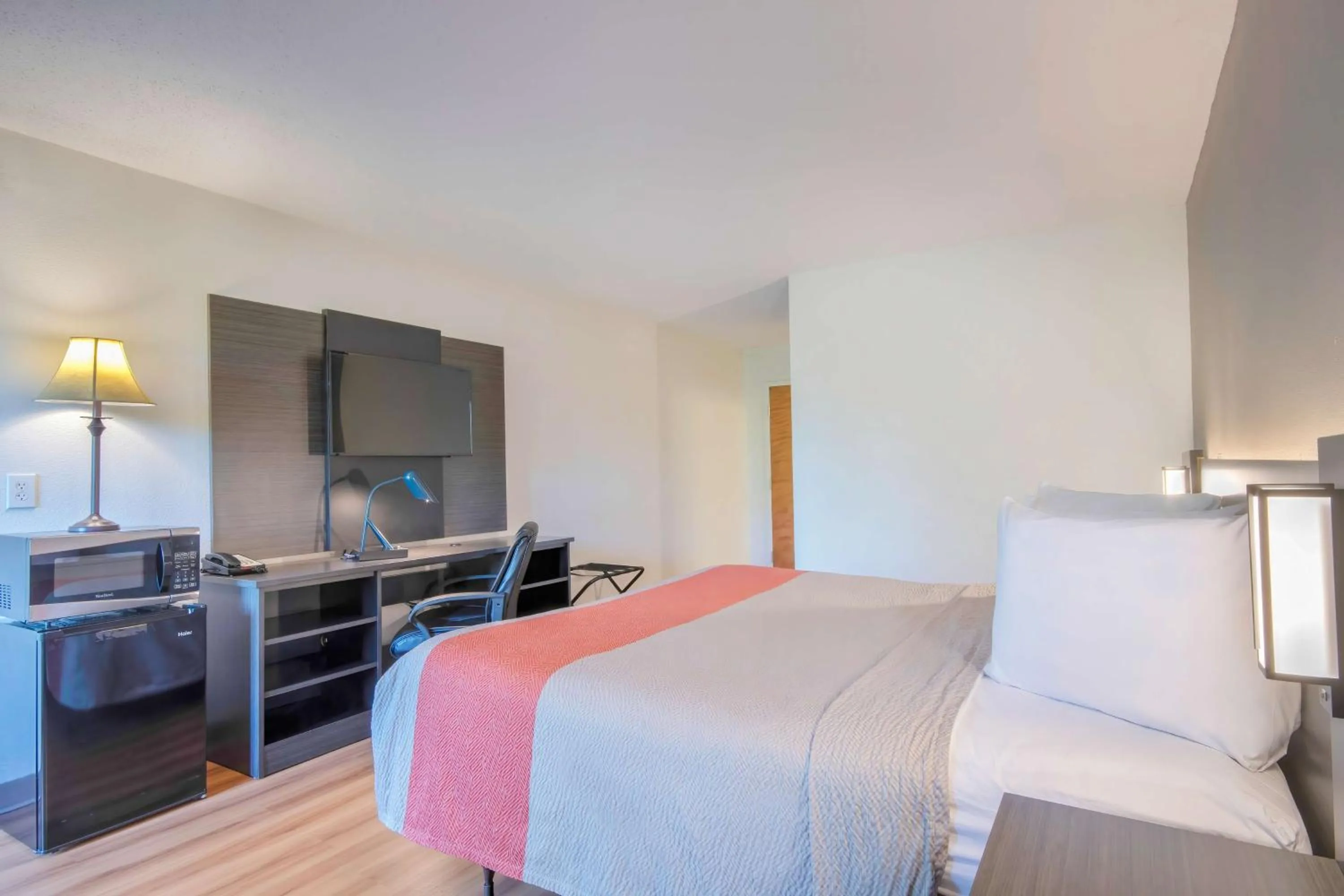 Bedroom, Bed in Motel 6 Walton, KY - Richwood - Cincinnati Airport South