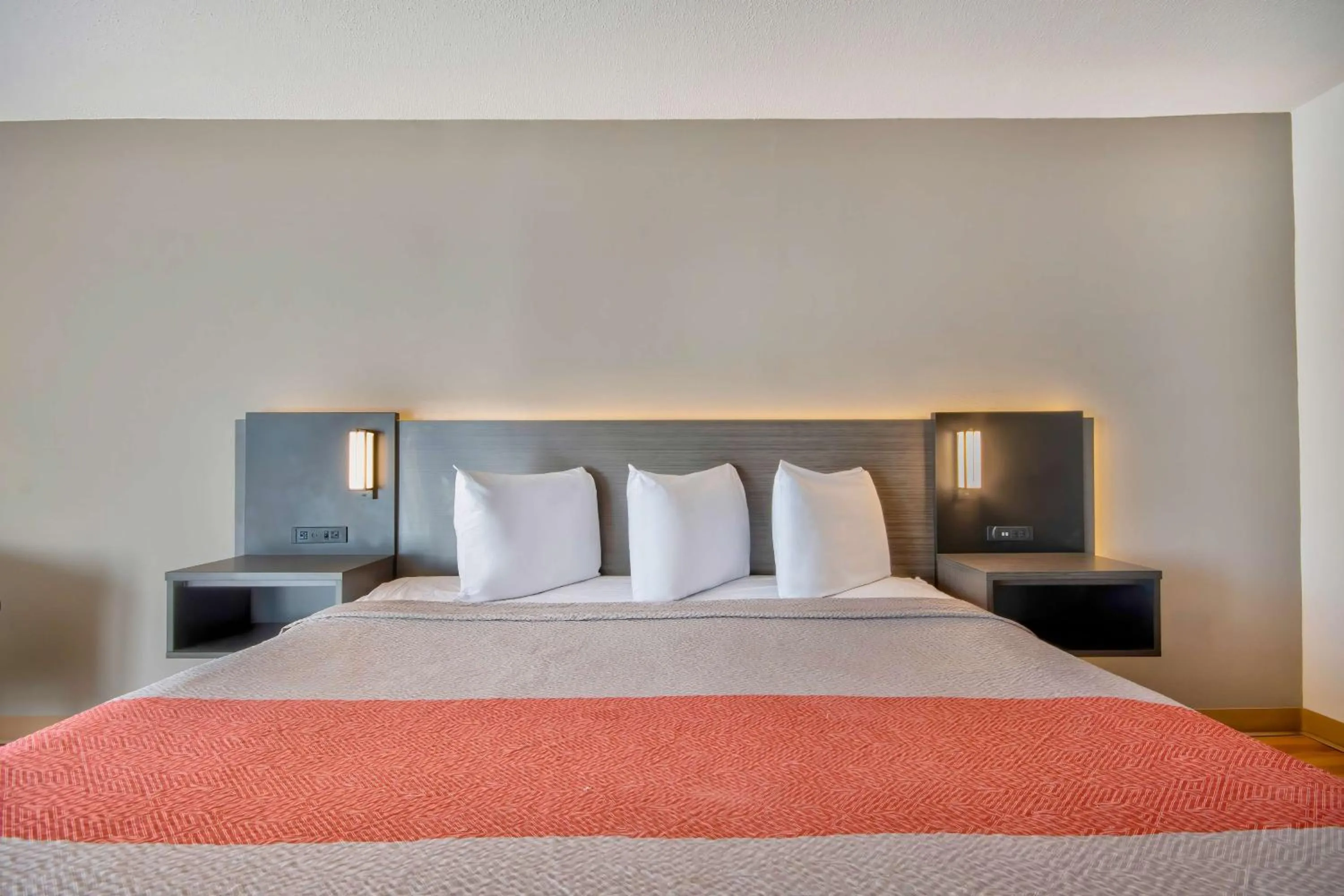 Bedroom, Bed in Motel 6 Walton, KY - Richwood - Cincinnati Airport South