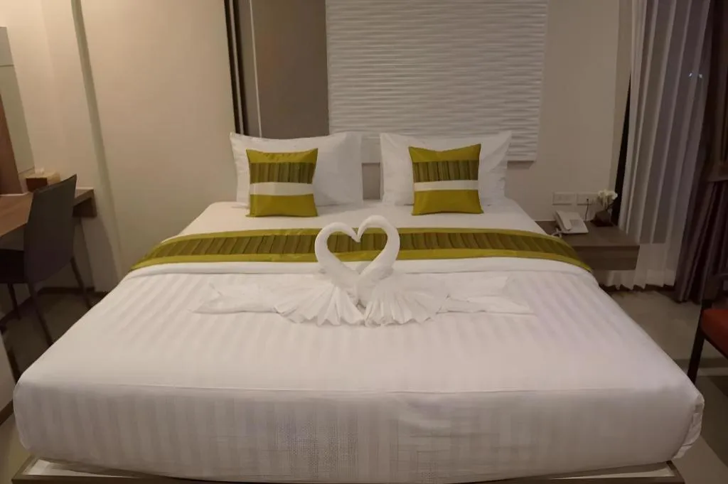 Bed in Chatnipa Beach Resort