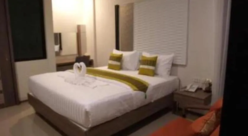 Bed in Chatnipa Beach Resort